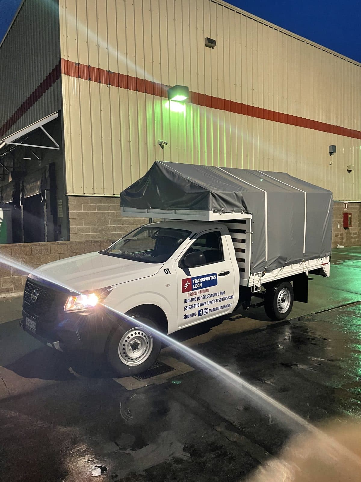 Camioneta NP300 de Transportes León con lona, lista para flete foráneo desde CDMX