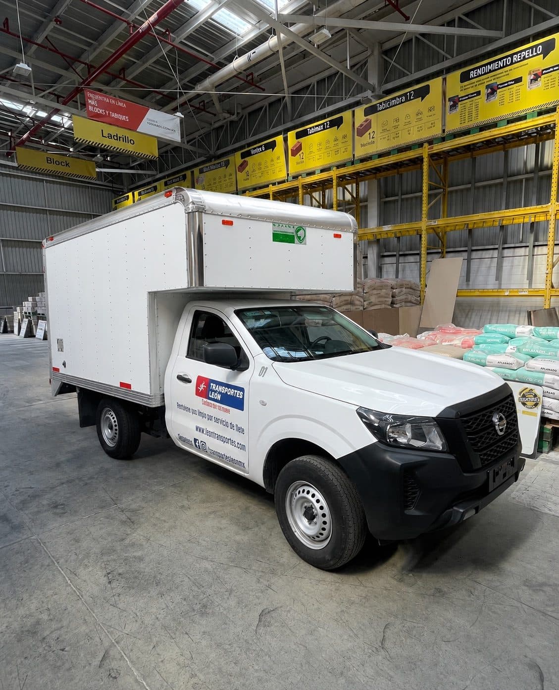 NP300 Caja Seca - Camioneta NP300 con caja seca cerrada, perfecta para mercancía que requiere protección total contra clima y polvo durante el traslado.