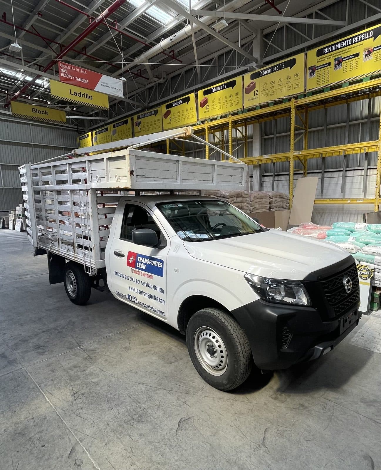 NP300 Redilas - Camioneta NP300 con plataforma de redilas, ideal para carga de materiales, ferretería y mercancía general. Disponible con o sin lona de protección.